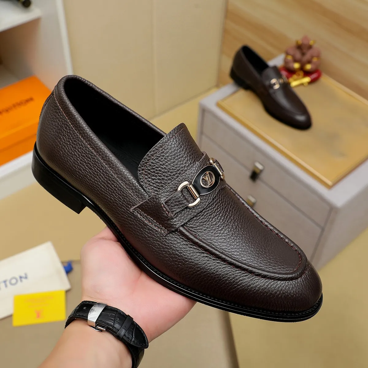 Men's shoes 💰 440💰 Louis Vuitton LV ® 🆕 model 🔛 full shoe counter, first layer cowhide, 🐂leather lining casual shoes for men, super soft outsole, a must-have for driving. The counter is synchronized with the original first layer cowhide, completely 1:1 mold customization 🌹 top version, color optional! Number: 38-44 (45.46 customized)